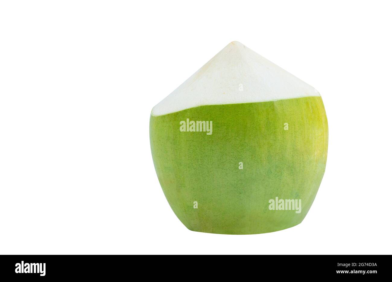 Noix de coco verte fraîche dont la partie supérieure ou supérieure est pelée, noix de coco verte isolée, vue de face du fruit sur fond blanc. Banque D'Images