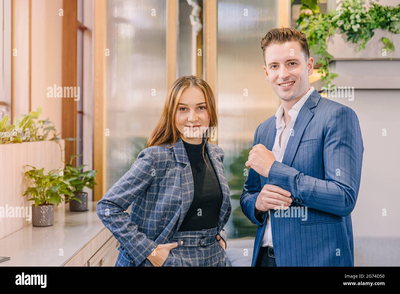 Portrait homme d affaires caucasien et femmes debout ensemble dans le bureau moderne avec costume britannique mode vetements style heureux sourire Photo Stock Alamy