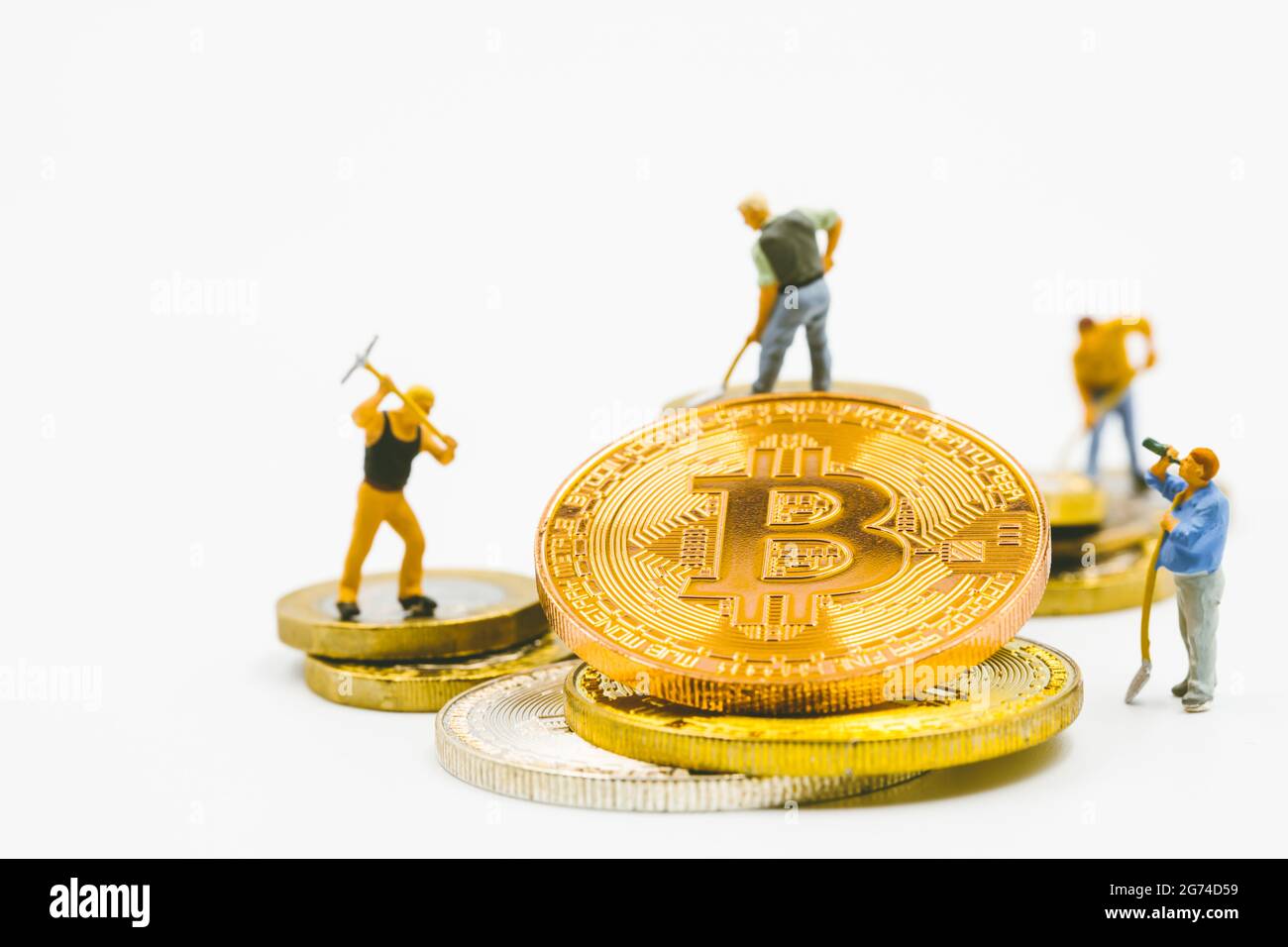 Bitcoin mineurs modèle de travailleur miniature creusant de l'argent numérique ou crypto-monnaie concept. Personnes travaillant sur des pièces bitcoins crypto monnaie sur fond blanc Banque D'Images