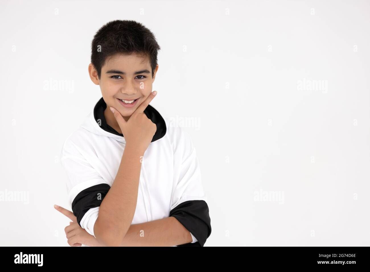 Portrait jeune enfant enfant asiatique sain garçon adolescent salutation heureux sourire drôle isolé sur fond blanc. Banque D'Images