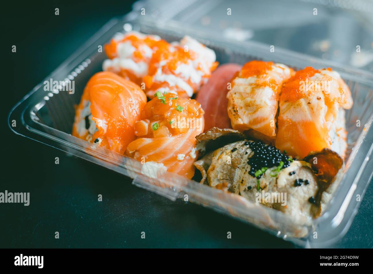 Sushi pas cher ensemble de cuisine japonaise de rue avec poisson cru au saumon et décoration tobiko. Banque D'Images