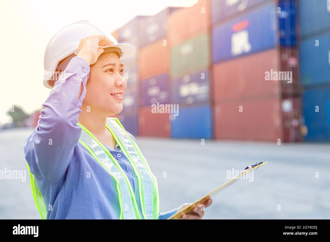 Les femmes asiatiques qui travaillent sont heureuses de travailler dans le port de fret logistique transport de marchandises position gestionnaire fier expression. Banque D'Images
