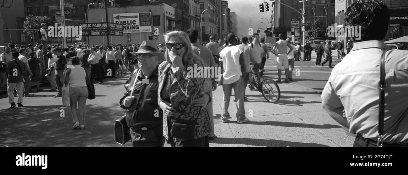 Une promenade en couple à SHOCK sur West Broadway après la chute de la deuxième tour. WTC 9/11 Banque D'Images