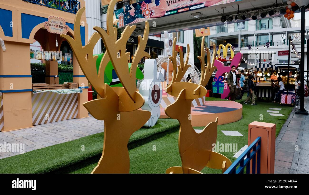 Découpes de rennes décorations de Noël sur Sukhumvit Road Bangkok Thaïlande Noël dans la ville Banque D'Images