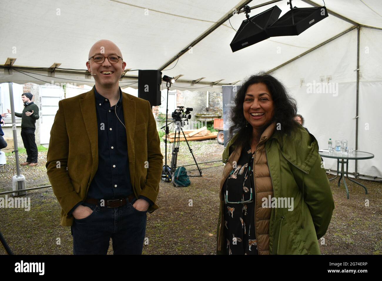 Bantry, West Cork, Irlande. 10 juillet 2021. Le West Cork Literary Festival commence trois jours d'événements en plein air avec de nombreux écrivains. Photo ci-dessous Cauvery Madhavan (à droite) avec Rónán Hession. Crédit: Karlis Dzjamko/Alay Live News Banque D'Images