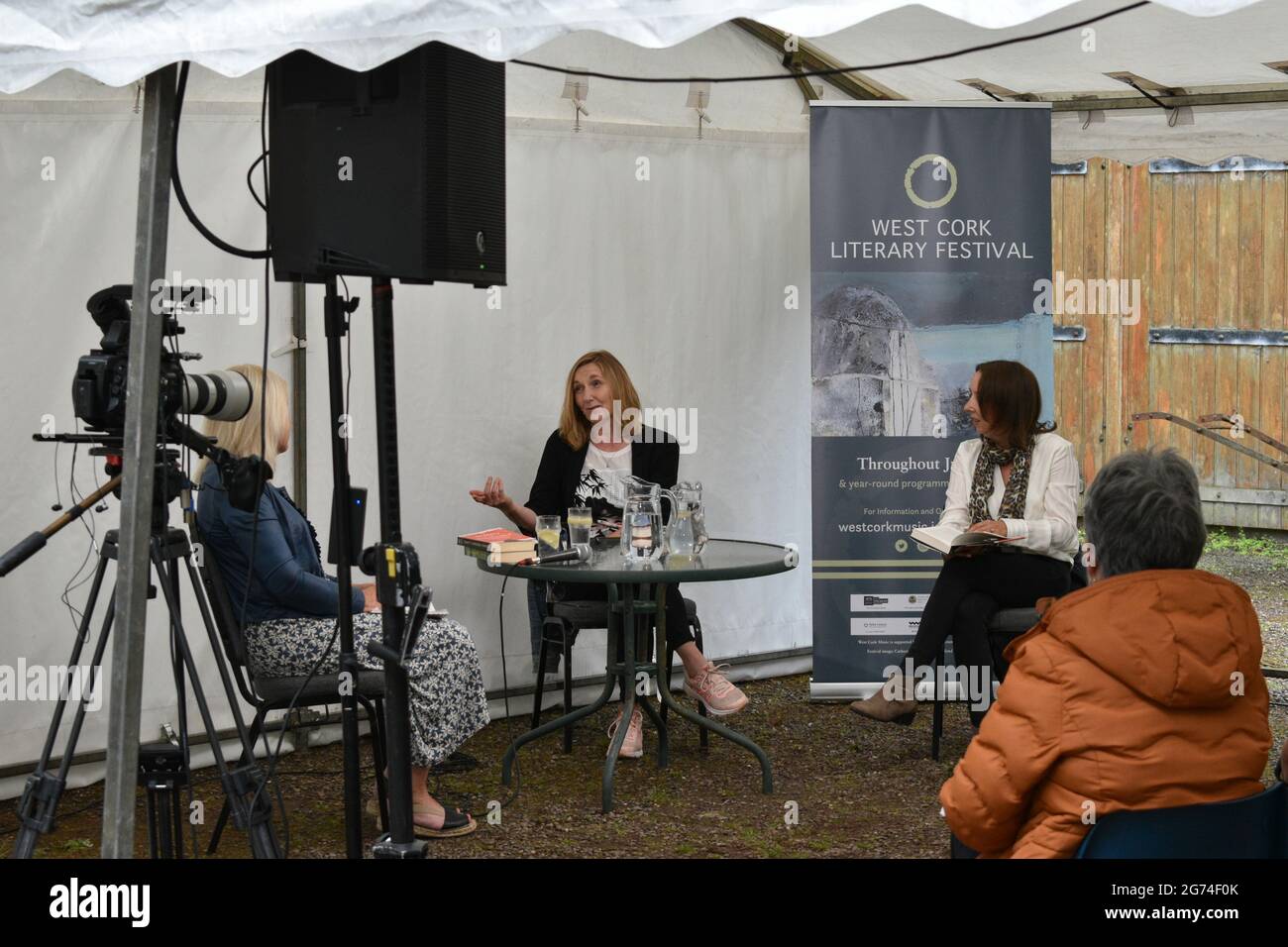 Bantry, West Cork, Irlande. 10 juillet 2021. Le West Cork Literary Festival commence trois jours d'événements en plein air avec de nombreux écrivains . Photo ci-dessous de l'auteur de livre Rachel Donohue et Anne Griffin avec l'intervieweur Sue Leonard. Crédit: Karlis Dzjamko/Alay Live News Banque D'Images