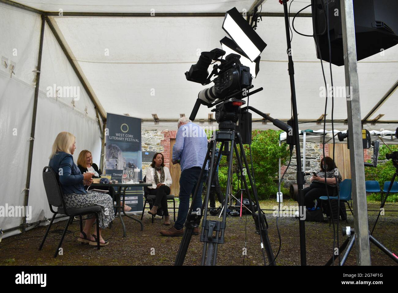 Bantry, West Cork, Irlande. 10 juillet 2021. Le West Cork Literary Festival commence trois jours d'événements en plein air avec de nombreux écrivains . Photo ci-dessous de l'auteur de livre Rachel Donohue et Anne Griffin avec l'intervieweur Sue Leonard. Crédit: Karlis Dzjamko/Alay Live News Banque D'Images