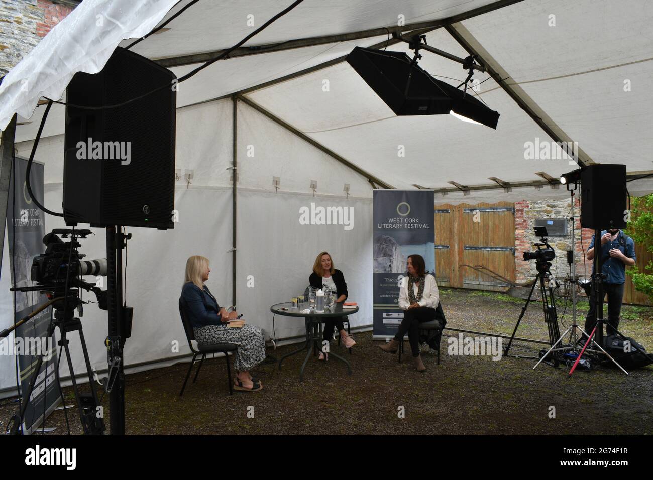 Bantry, West Cork, Irlande. 10 juillet 2021. Le West Cork Literary Festival commence trois jours d'événements en plein air avec de nombreux écrivains . Photo ci-dessous de l'auteur de livre Rachel Donohue et Anne Griffin avec l'intervieweur Sue Leonard. Crédit: Karlis Dzjamko/Alay Live News Banque D'Images