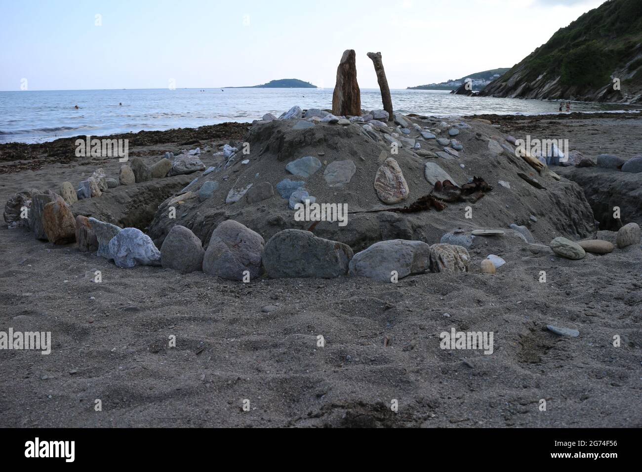 Sandcastle sur la plage de Millendreath, Cornouailles, Royaume-Uni. Millendreath Beach Resort avec St George's Island au loin. Banque D'Images