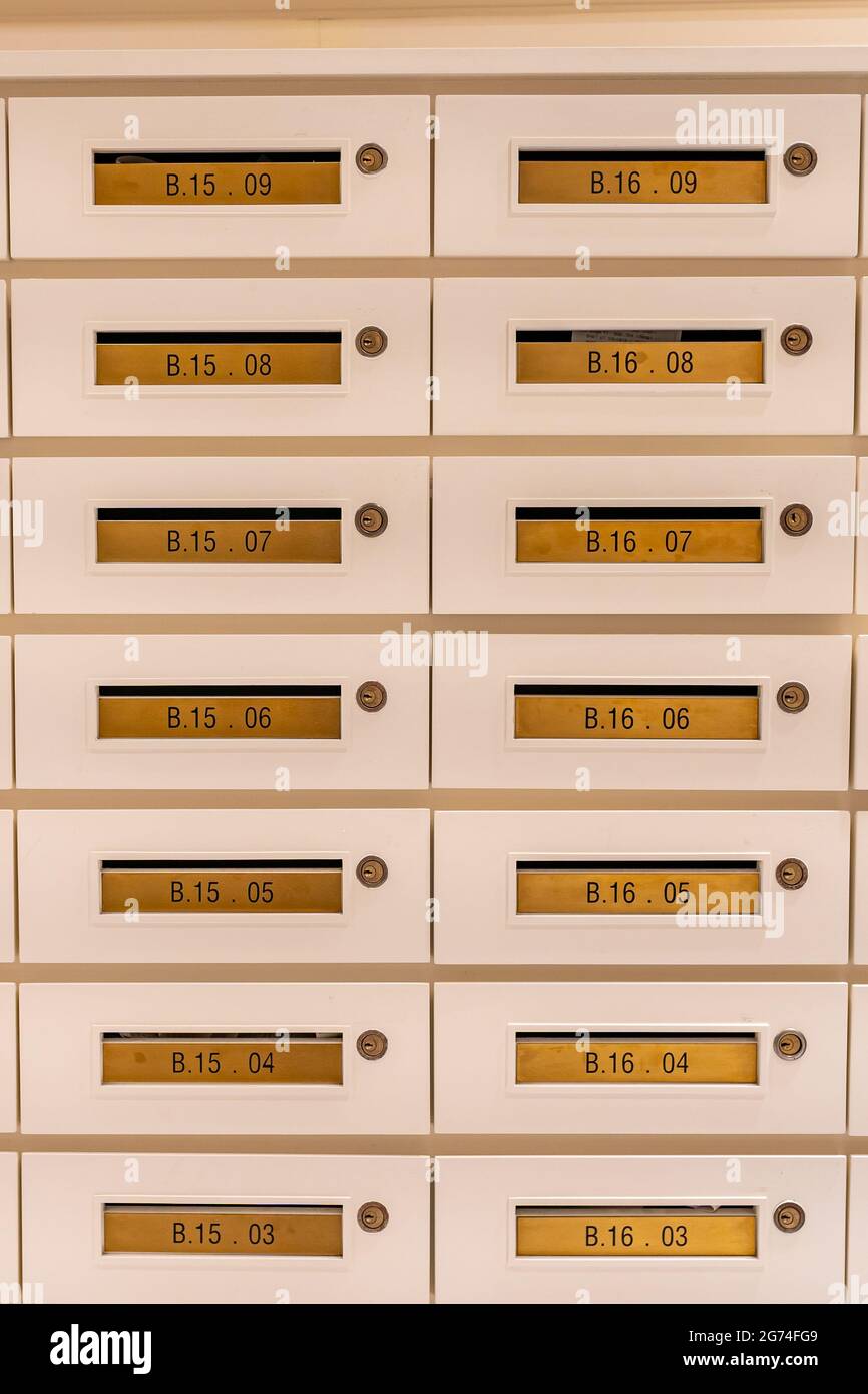 Photo verticale de la boîte aux lettres dans la salle postale de l'immeuble d'appartements Banque D'Images