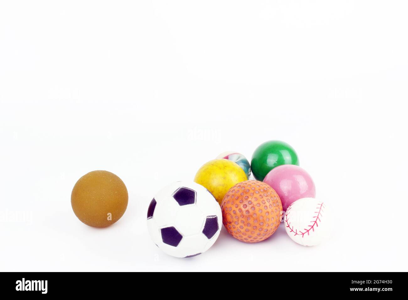 Gros plan sur le sport multicolore, le football, le mini-golf, les balles sur la table Banque D'Images