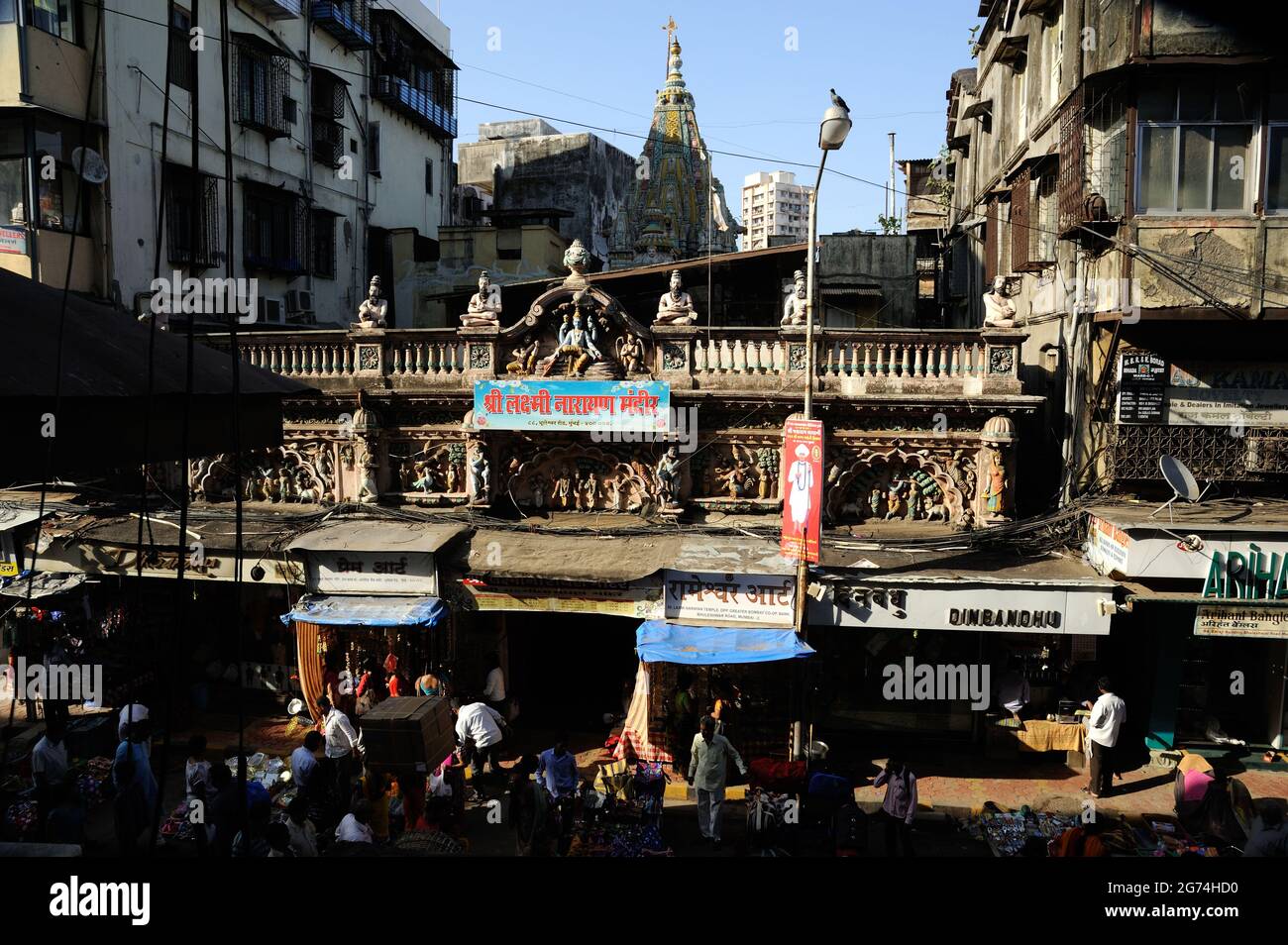 Mumbai; Maharashtra; Inde- Asie; mars; 2015 : temple de Shri lakshmi narayan ; ancien bâtiment de masse de logements urbains ; kabutar khana Bhuleshwar route Charni Banque D'Images