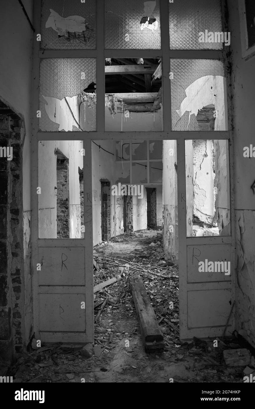 La porte d'un bâtiment abandonné avec des lunettes cassées Banque D'Images