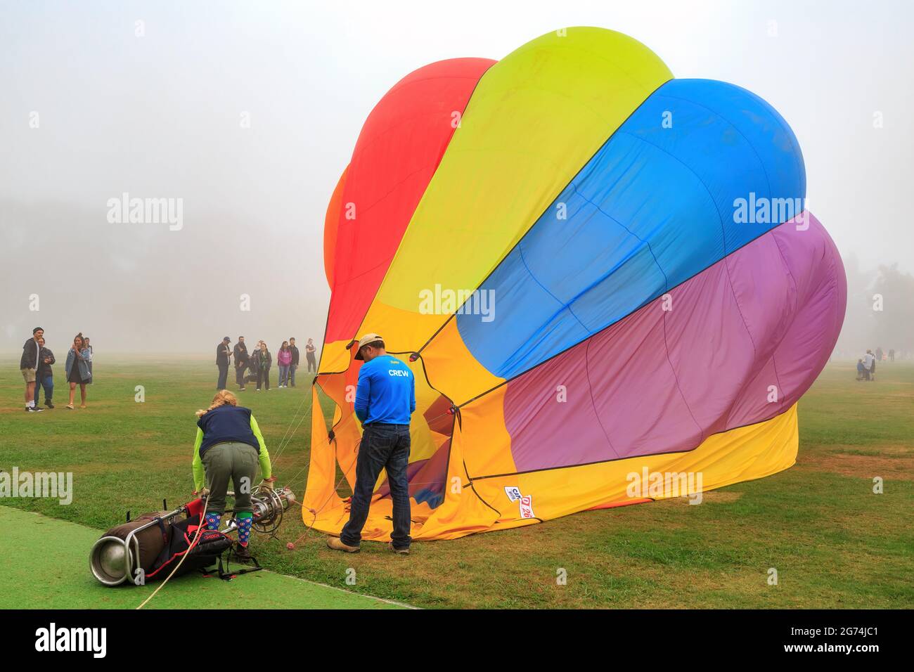 Un petit ballon d'air chaud avec un siège unique pour le pilote, juste après l'atterrissage. Photographié aux Balloons au cours du festival Waikato, Hamilton, Nouvelle-Zélande Banque D'Images
