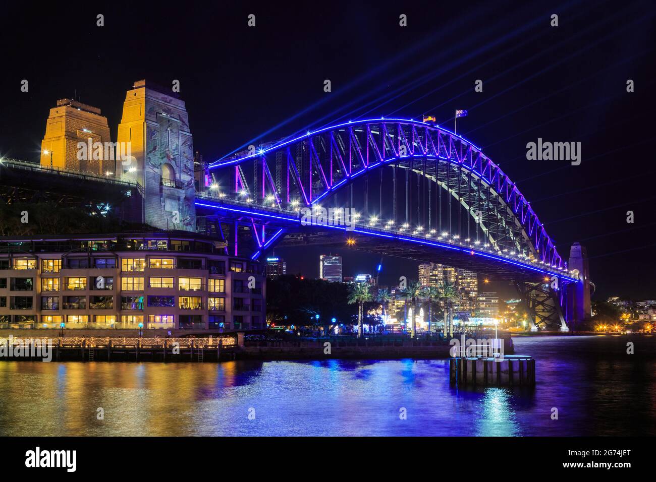 Le Sydney Harbour Bridge, Sydney, Australie, est illuminé en couleurs pour le festival annuel « Vivid Sydney » Banque D'Images