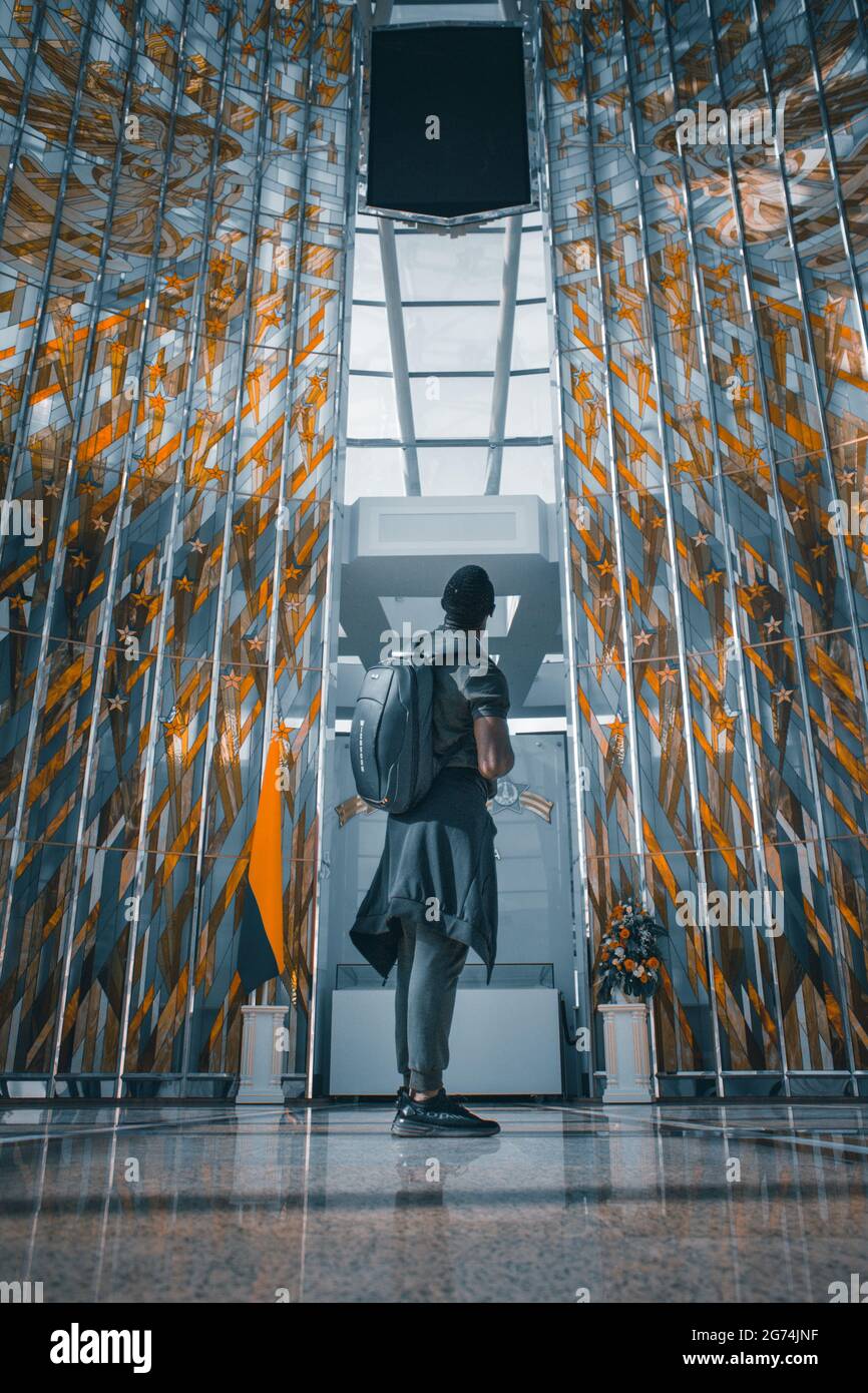 Un cliché vertical d'un homme au Musée d'État bélarussien de l'histoire de la Grande Guerre patriotique Banque D'Images