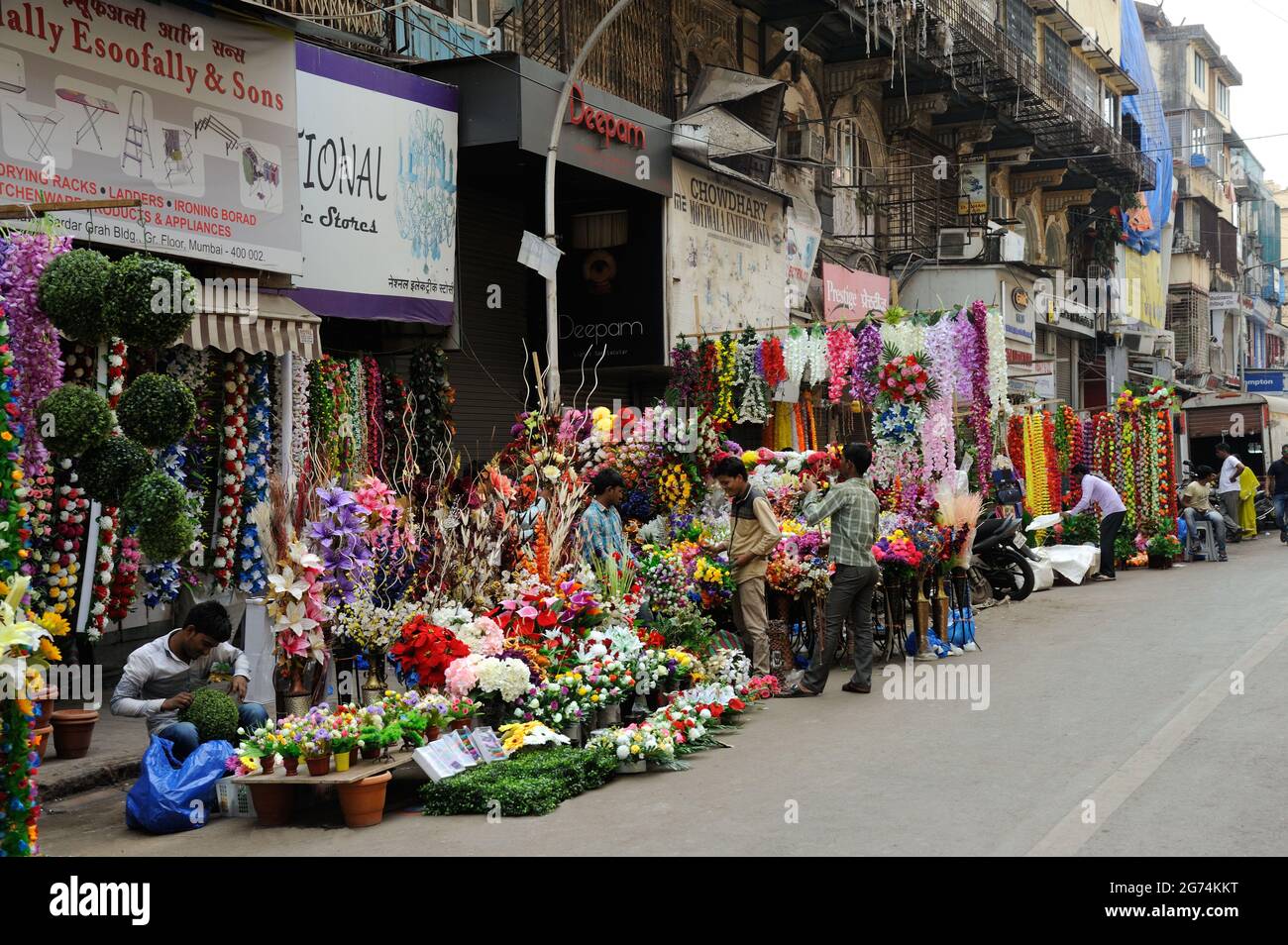 Mumbai; Maharashtra; Inde- Asie; Jan; 2017 : Vente de grossistes en fleurs artificielles chinoises colorées à lohar chawl, marché crawford bombay Banque D'Images