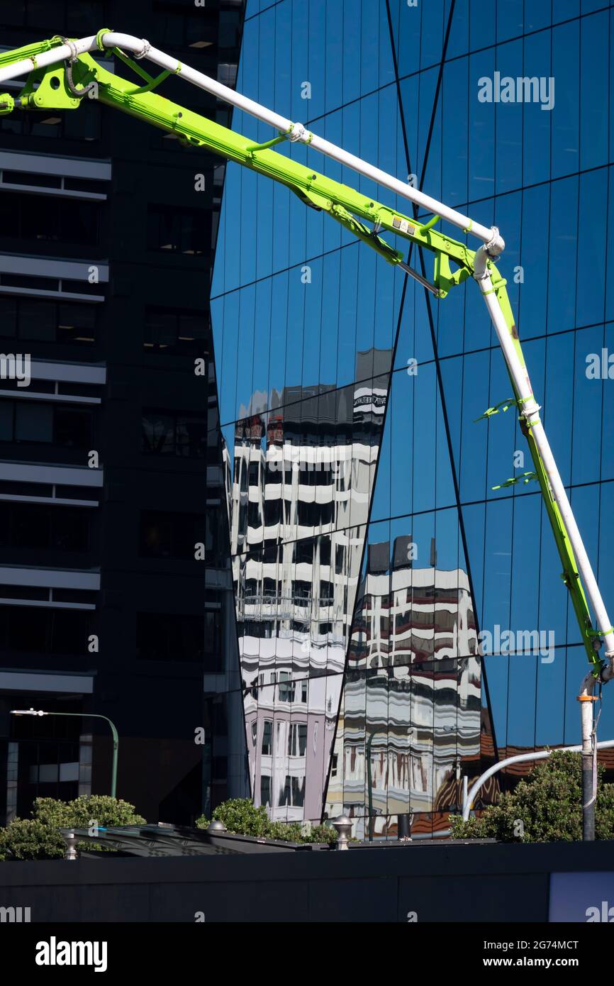 Réflexions de bâtiments à bureaux dans un bâtiment à façade de verre, Wellington, Île du Nord, Nouvelle-Zélande Banque D'Images