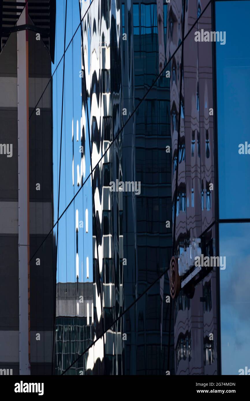 Réflexions de bâtiments à bureaux dans un bâtiment à façade de verre, Wellington, Île du Nord, Nouvelle-Zélande Banque D'Images