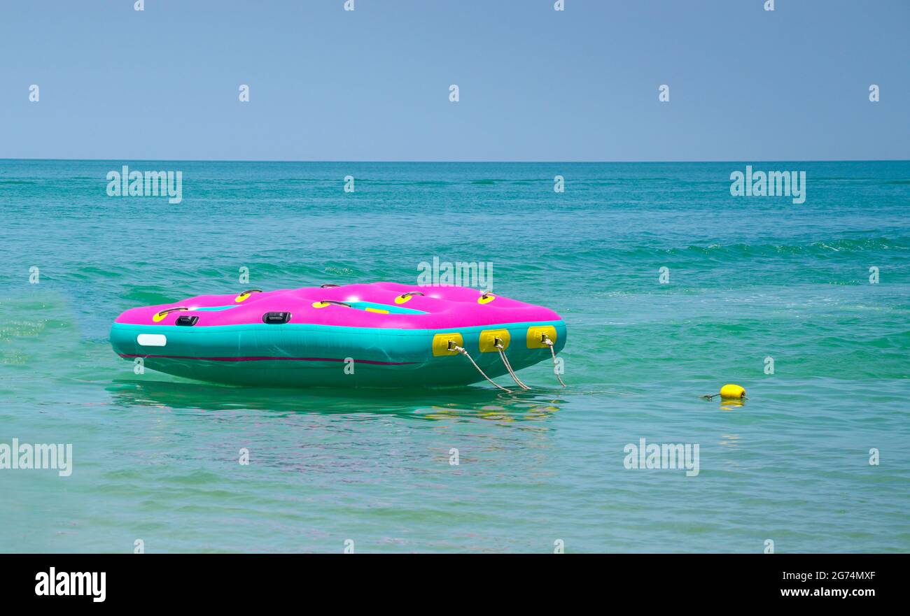 Flotteur au milieu de la mer bleu émeraude. Concept Hello Summer ou Summer time. Banque D'Images