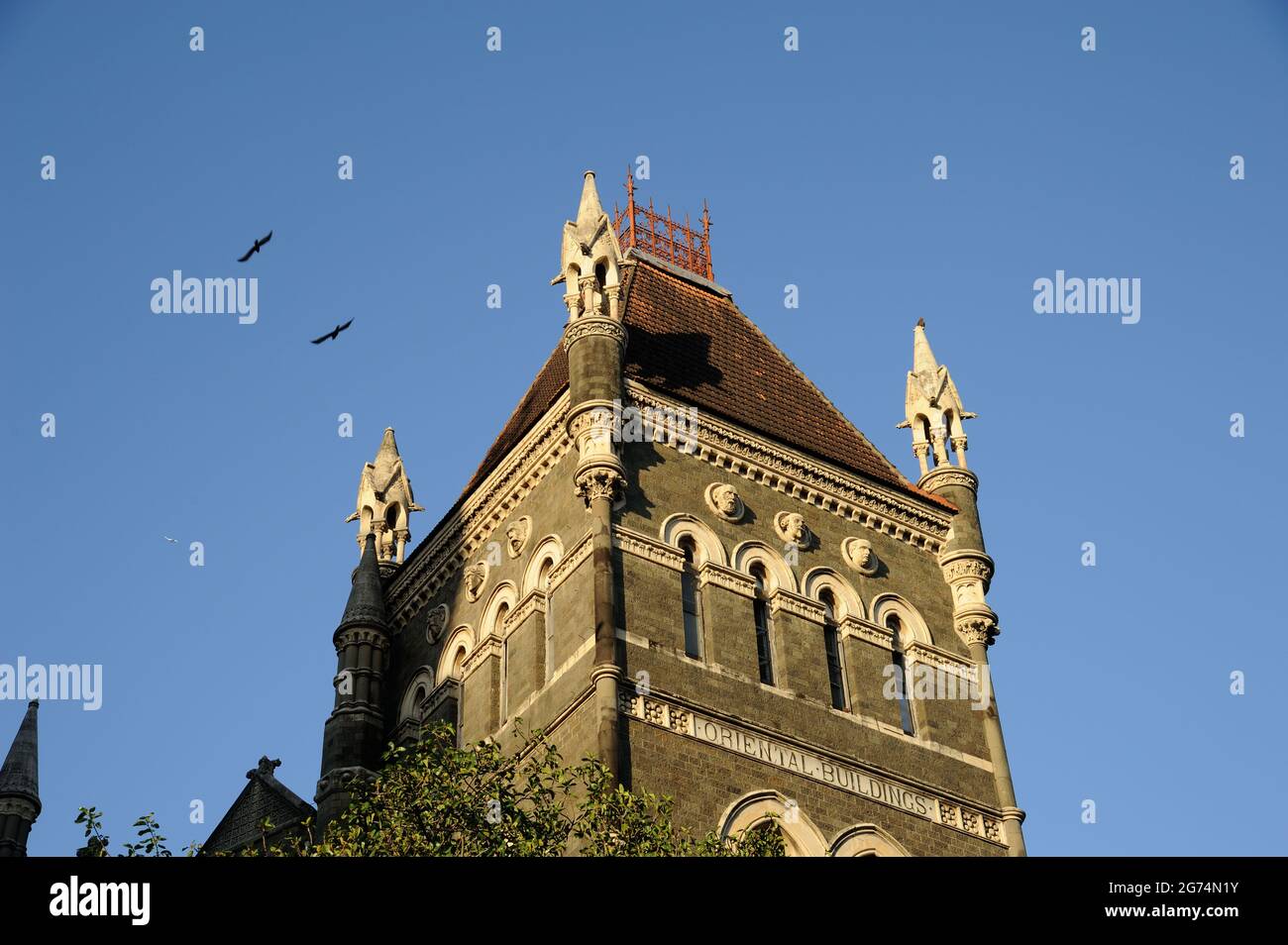 Mumbai; Maharashtra; Inde gros plan de l'ancien bâtiment oriental c'est un beau mélange d'architecture gothique et indienne; patrimoine; huttatma chowk fort Banque D'Images