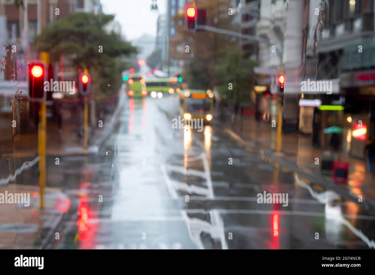 Voitures et autobus dans la rue de ville en forte pluie, Wellington, Île du Nord, Nouvelle-Zélande Banque D'Images