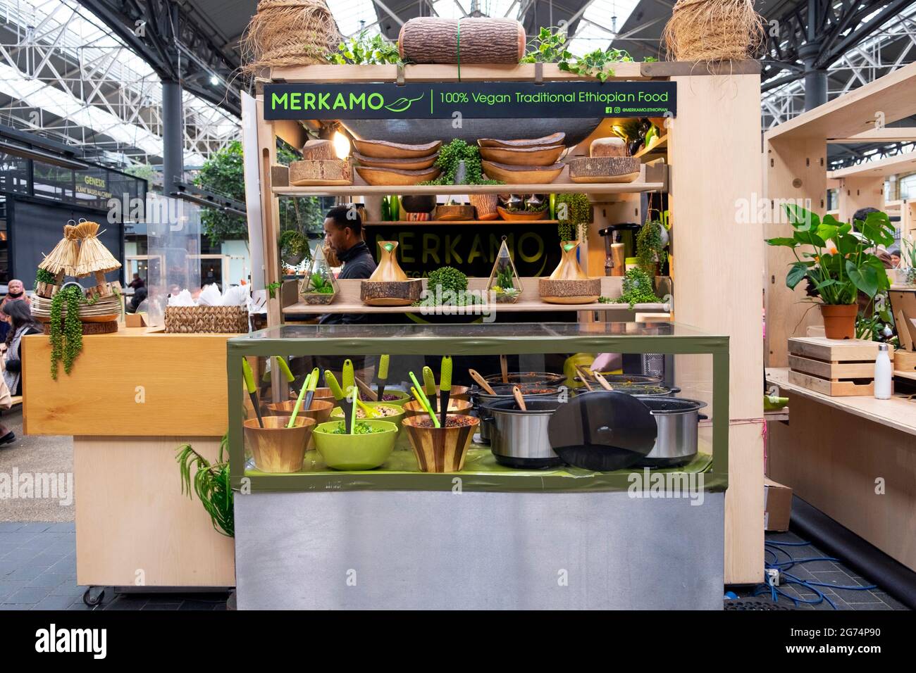 Merkamo Ethiopian East-African Food stall ouvert dans l'intérieur du marché Old Spitalfields après verrouillage des restrictions covid soulager l'est de Londres UK KATHY DEWITT Banque D'Images