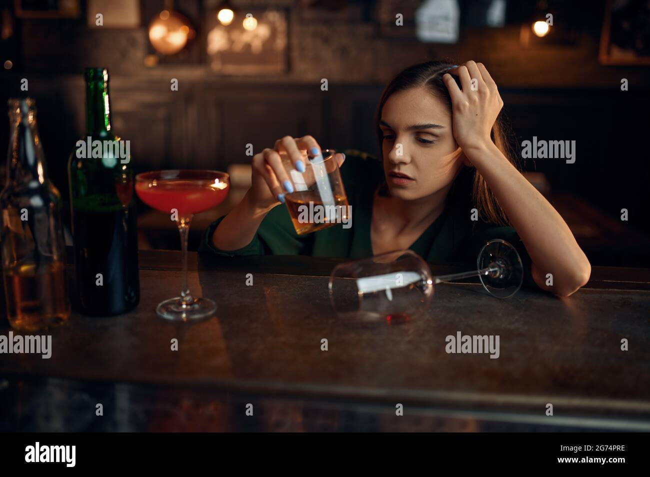 Une femme ivre boit de l'alcool au comptoir du bar Photo Stock - Alamy