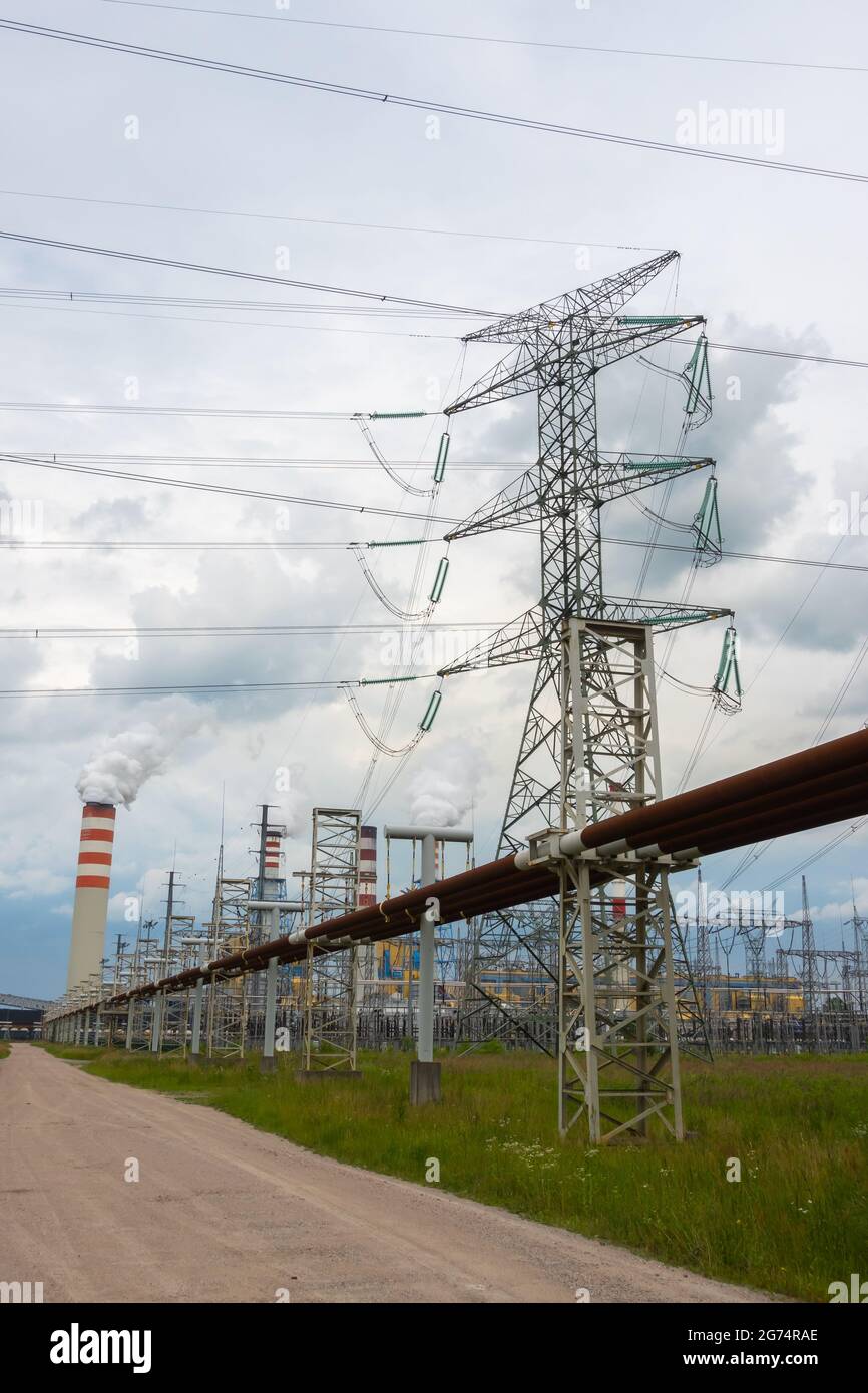 Station de commutation à la centrale au charbon de Kozienice. Photo prise par temps nuageux avec lumière naturelle. Banque D'Images