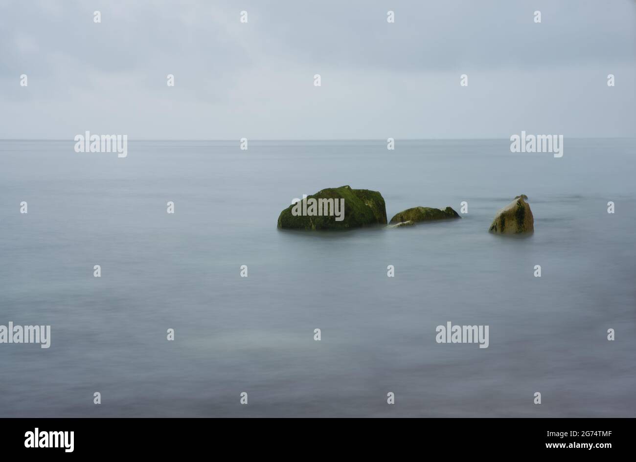 longue exposition de rochers dans la mer Banque D'Images