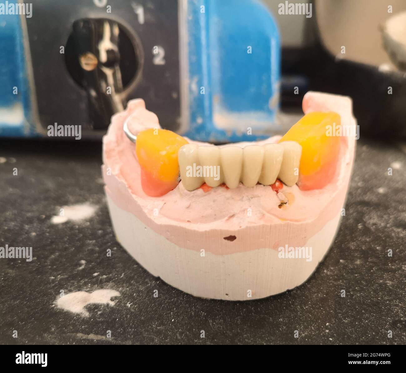 Un gros plan de prothèses et d'équipements de laboratoire dentaire Banque D'Images