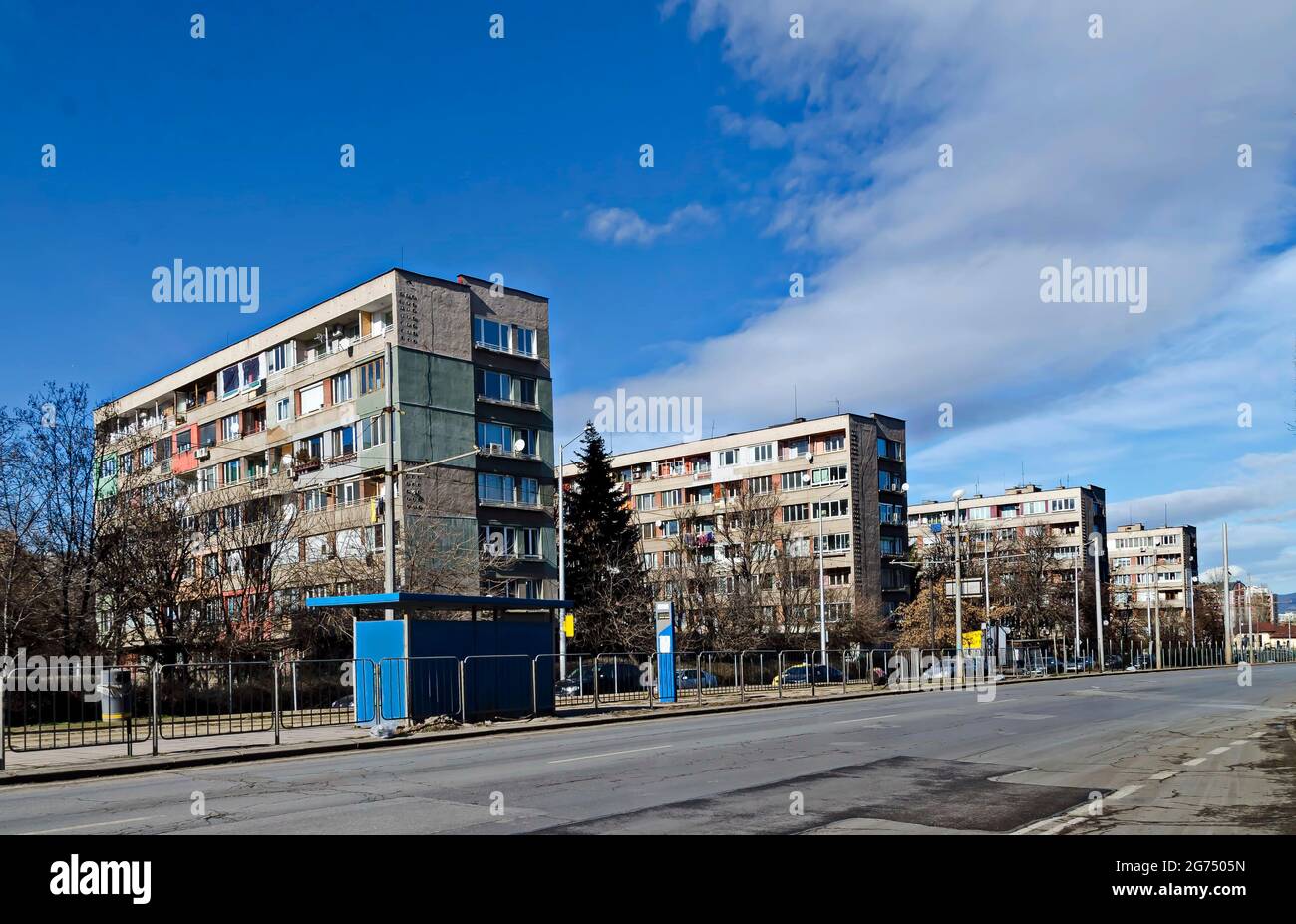 Fragment d'infrastructure urbaine avec itinéraire, station de tram et rue, Sofia, Bulgarie Banque D'Images