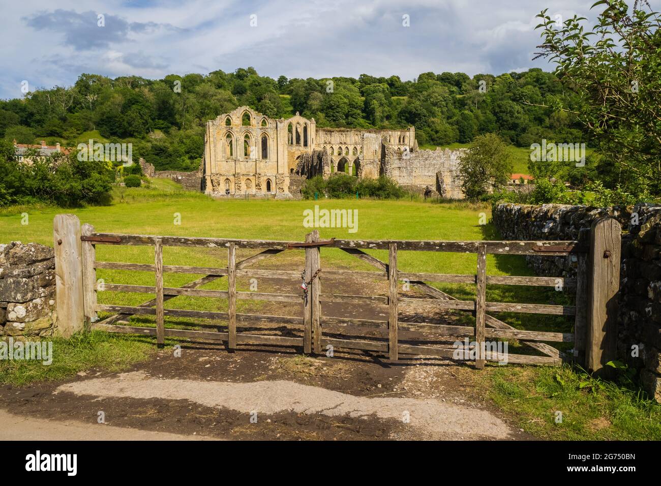 07.07.21 Abbaye de Rievaulx, Hlmsley, North Yorkshire avec portes doubles en face le jour de l'été Banque D'Images