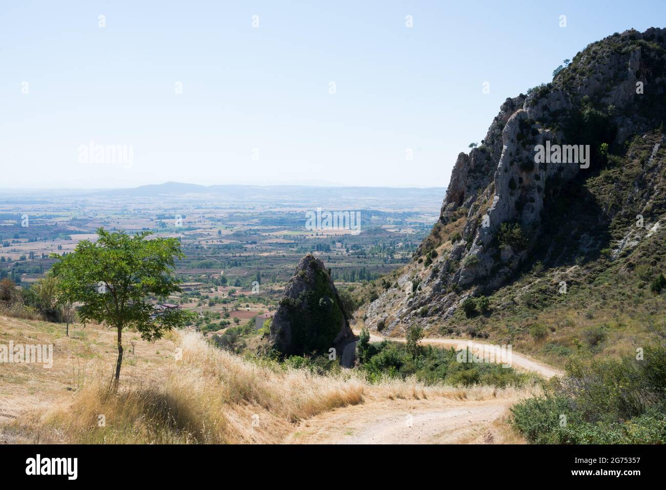 Belle allée près de Poza de la Sal pour le trekking. Vue aérienne, Merindades, Burgos, Espagne, Europe Banque D'Images