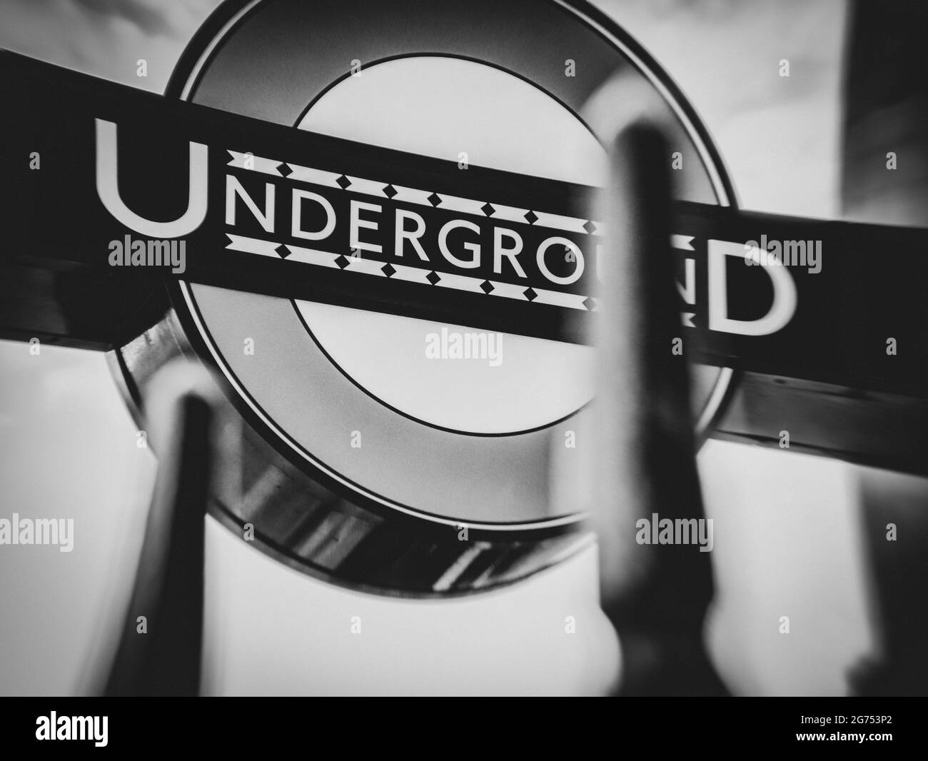 Entrée souterraine de Charing Cross à Trafalgar Square en noir et blanc avec un style déformé Banque D'Images
