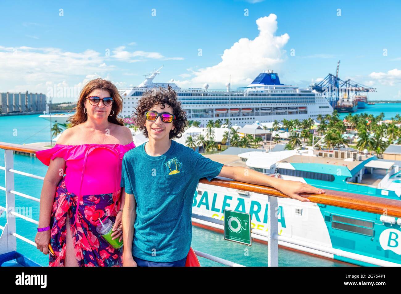 Portrait de famille mère fils à Freeport, Bahamas Banque D'Images