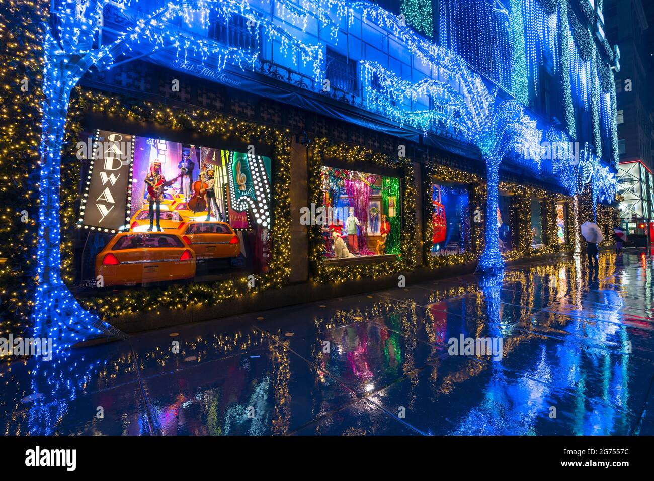 SAKS Fifth Avenue Christmas Light Show brille dans la nuit de pluie au  milieu de COVID-19 Photo Stock - Alamy