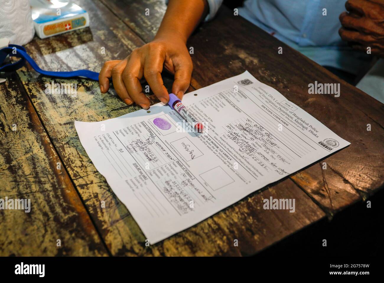 Les médecins collectent des échantillons de sang auprès des parents des victimes de l'incendie de l'usine de Narayanganj Hashem Foods Ltd pour des tests d'ADN à Dhaka Med Banque D'Images