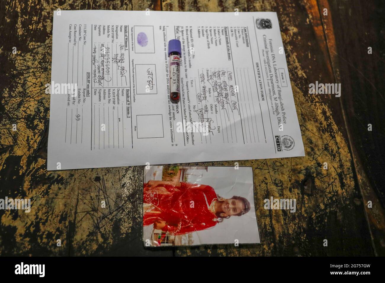 Les médecins collectent des échantillons de sang auprès des parents des victimes de l'incendie de l'usine de Narayanganj Hashem Foods Ltd pour des tests d'ADN à Dhaka Med Banque D'Images