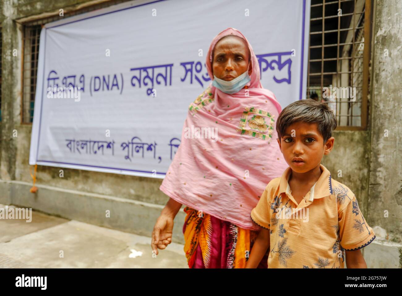 Les membres de la famille des victimes se rassemblent à l'hôpital du Dhaka Medical College alors que les médecins collectent des échantillons de sang auprès des membres de la famille des victimes de t Banque D'Images