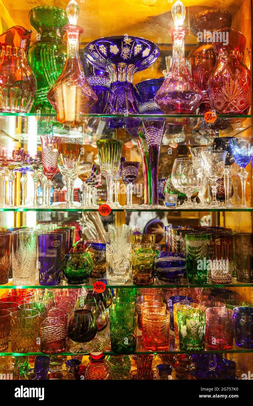 Affichage de divers objets en verre de couleur. Paris, France Banque D'Images