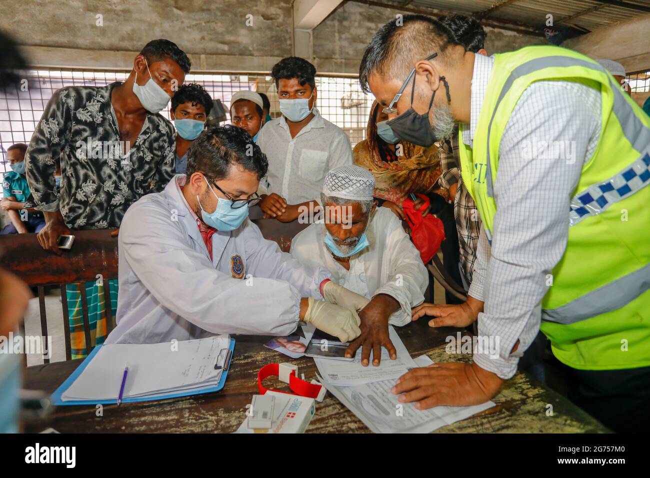 Les membres de la famille des victimes s'enlèvent à l'hôpital du Dhaka Medical College pendant que les médecins collectent des échantillons de sang auprès des membres de la famille du v Banque D'Images