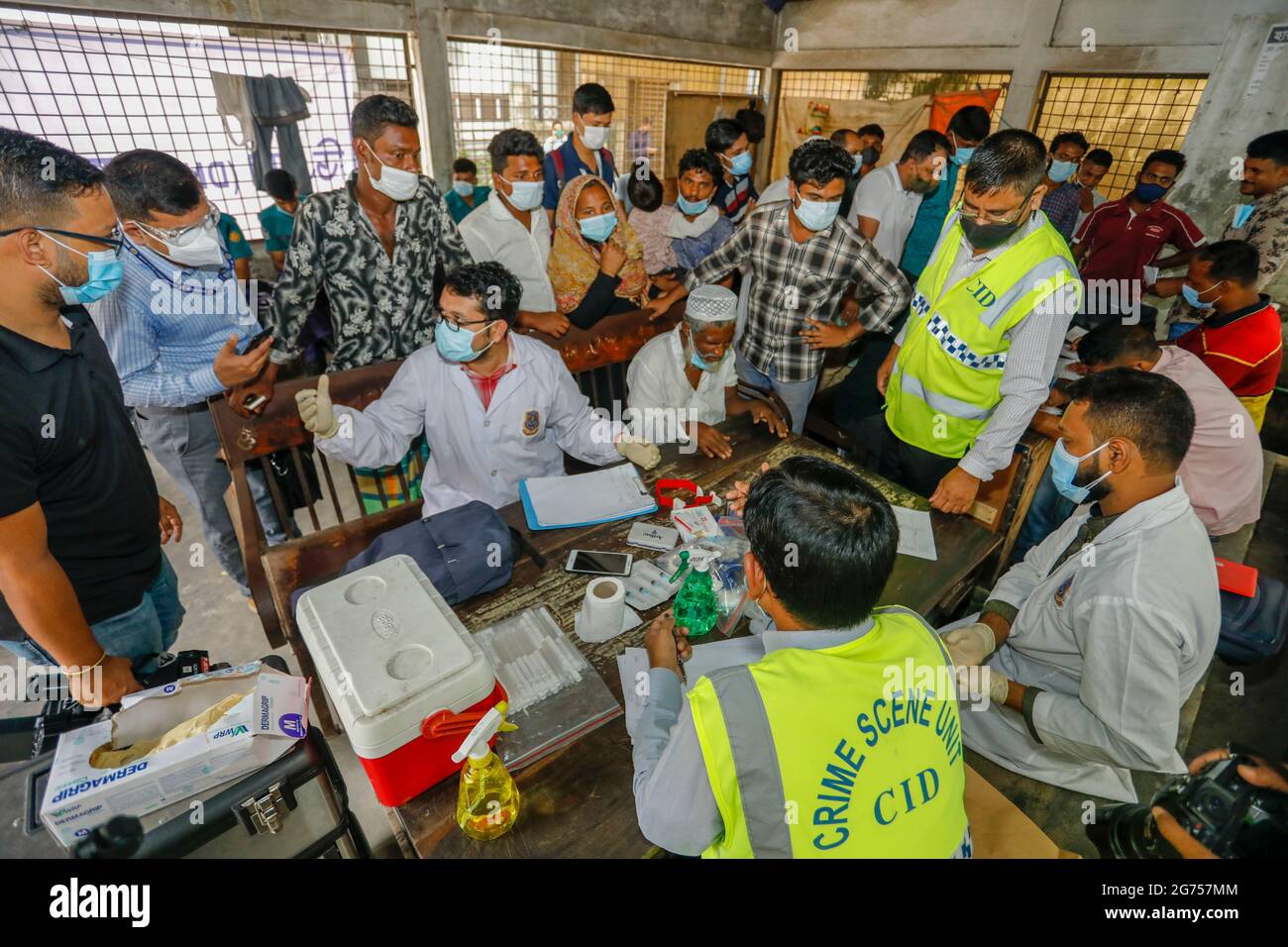 Les membres de la famille des victimes s'enlèvent à l'hôpital du Dhaka Medical College pendant que les médecins collectent des échantillons de sang auprès des membres de la famille du v Banque D'Images