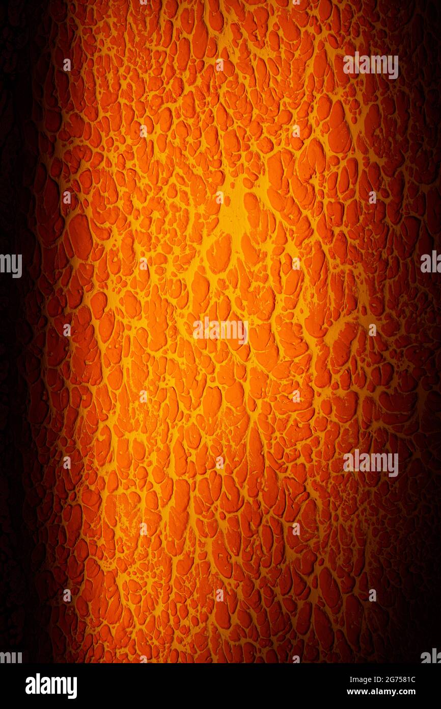 Paroi texturée orange avec fissures et courbes inhabituelles avec une orientation verticale de vignette Banque D'Images