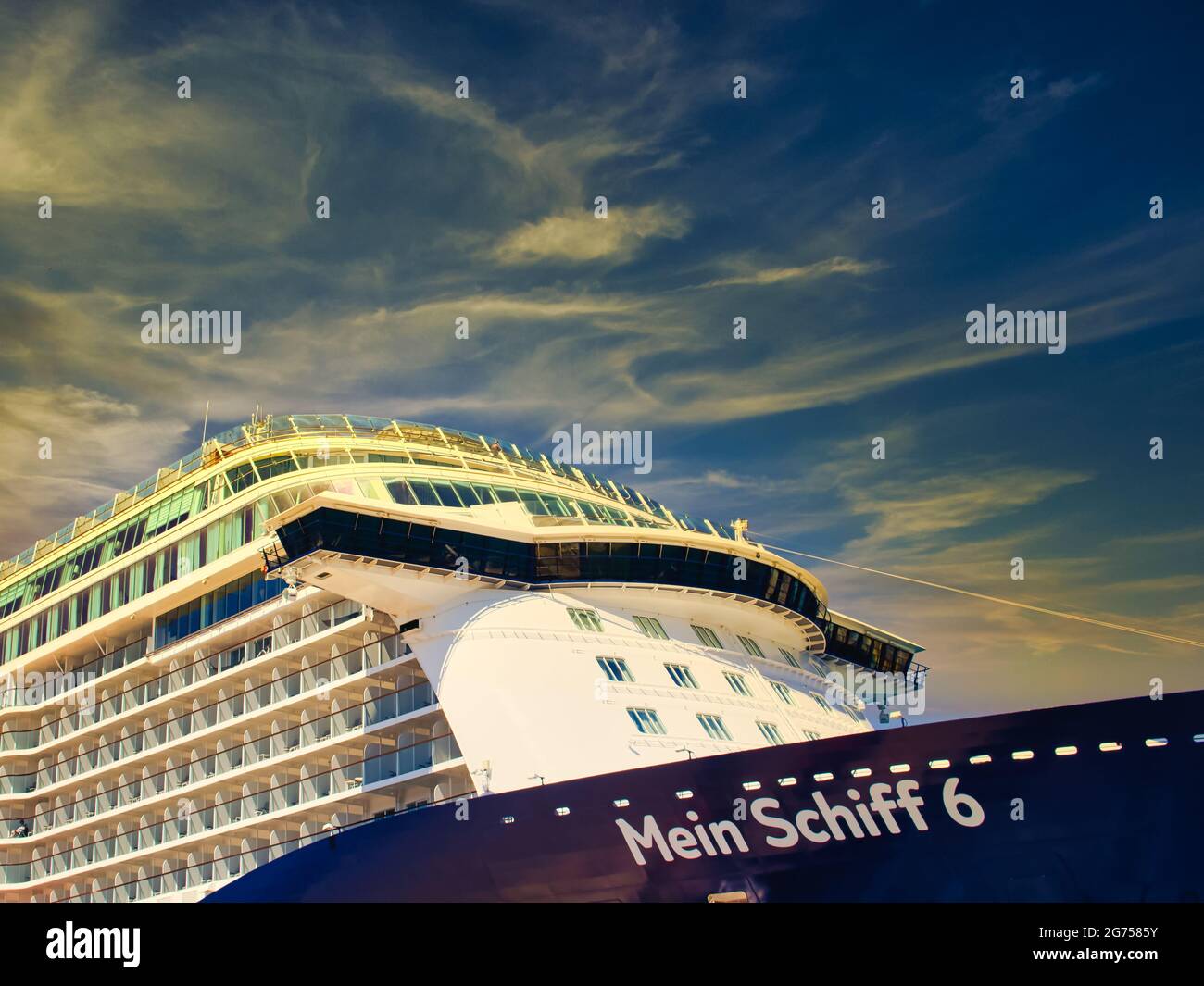 Le bateau de croisière Mein Schiff 6 de la compagnie maritime TUI Cruises GmbH amarré dans le port de l'île Rhodes, Grèce Banque D'Images