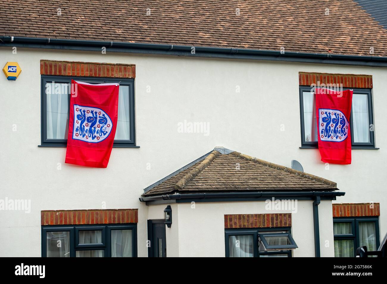 Dedworth, Windsor, Berkshire, Royaume-Uni. 11 juillet 2021. Les drapeaux et les banderoles de l'Angleterre sont suspendus dans les maisons et les appartements de Dedworth Windsor avant la finale de l'UEFA Euro 2020 de ce soir entre l'Angleterre et l'Italie. Crédit : Maureen McLean/Alay Live News Banque D'Images