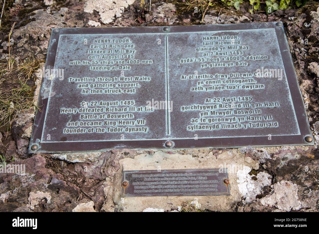 Plaque sur une pierre marqueuse commémorant le débarquement de Henry Tudor sur la côte de Pembrokeshire en 1485 sur le sentier de la côte de Pembroke, au pays de Galles, au Royaume-Uni Banque D'Images