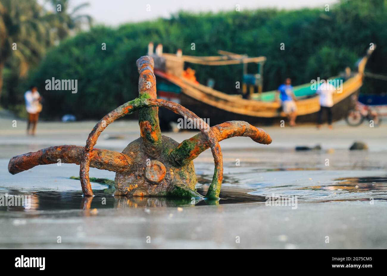 Un bateau de pêche ancré sur la plage de l'île Saint-Martin, au Bangladesh. Bateau de pêche rouillé ancre traditionnelle sur une plage au bord de la mer. Ancrage rouillé. Banque D'Images