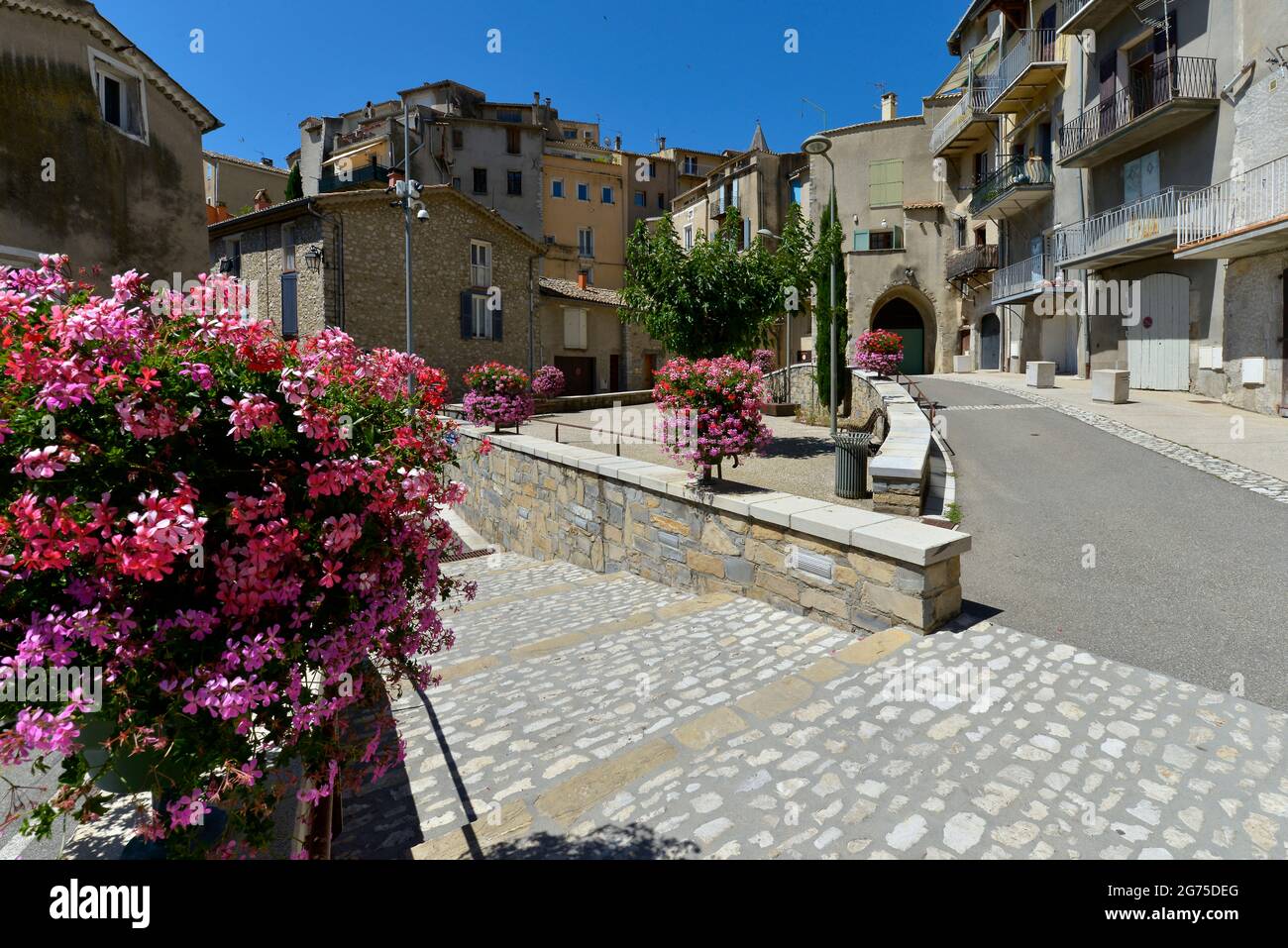 Ville et géranium fleurit à Sisteron, commune du département des Alpes-de-haute-Provence dans la région Provence-Alpes-Côte d'Azur dans le sud-est du FR Banque D'Images