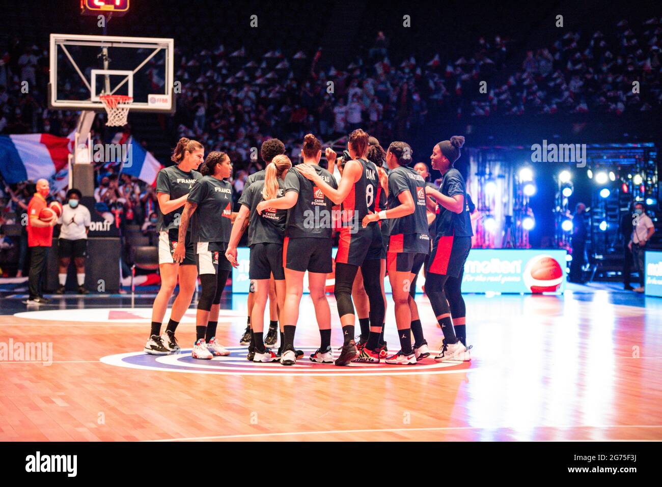 Les joueurs de France avant le match international de basketball féminin entre la France et l'Espagne le 10 juillet 2021 à l'AccorHotels Arena de Paris, France - photo Antoine Massinon / A2M Sport Consulting / DPPI Banque D'Images